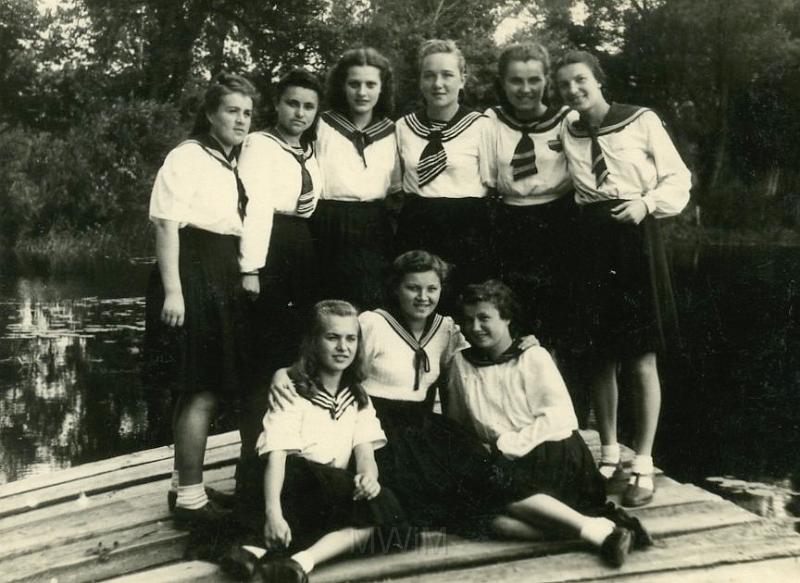 KKE 2225.jpg - Fot. Grupowa. Żeńska klasa liceum lub gimnazjum. Na zdjęciu Łucja Żakiewicz, lata 40-te XX wieku.